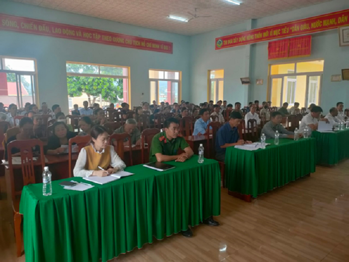 To dai bieu HDND huyen tiep xuc cu tri tai xa Ea hiao 2